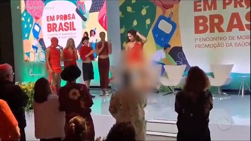 Dançarina faz movimentos libidinosos em evento público