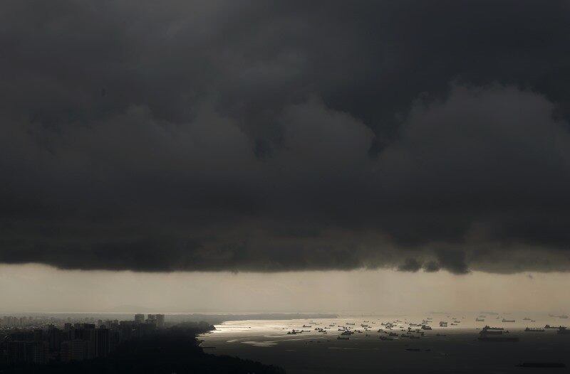 Navios ancorados na costa
de Cingapura esperam a chegada de uma tempestade