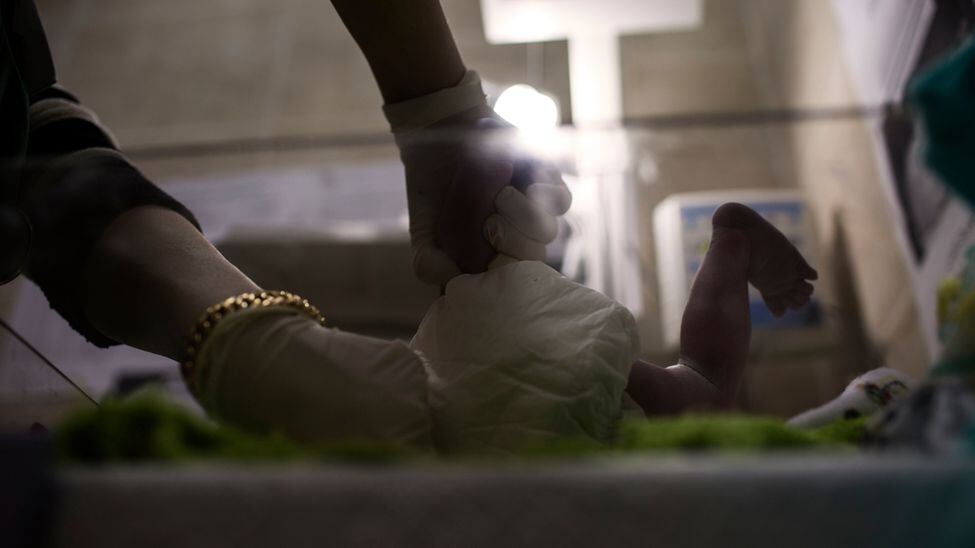 Uma
enfermeira realiza os primeiros exames médicos no bebê logo após o nascimento.
Com frequência as famílias sírias não têm nem dinheiro, e nem os documentos
necessários para poder registrar os recém-nascidos