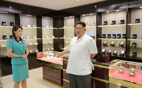 A KCNA (Agência de Notícias Central Coreana) publicou fotos de Kim e sua mulher percorrendo o novo terminal elegante, mas sem a presença do arquiteto Ma Won Chun. Estranho, não?
