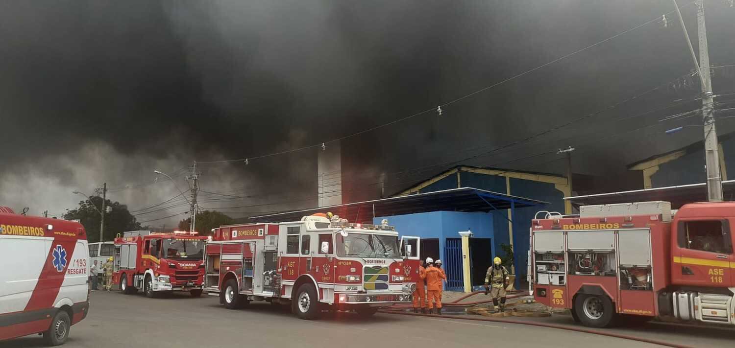 Fogo destruiu um dos galpões da marca de calçados Koc Pitt