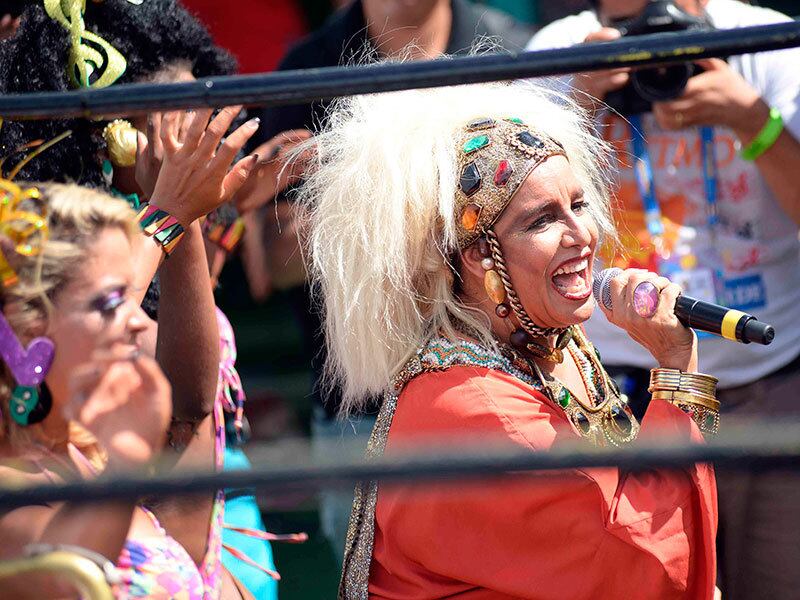 A ex-chacrete foi a convidada de sarajane e desfilou em cima do trio. Rita não ficou parada e com uma roupa sensual dançou todas as músicas