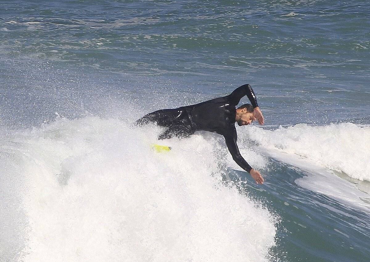 Cauã Reymond é fotografado em dia de surfe no Rio
