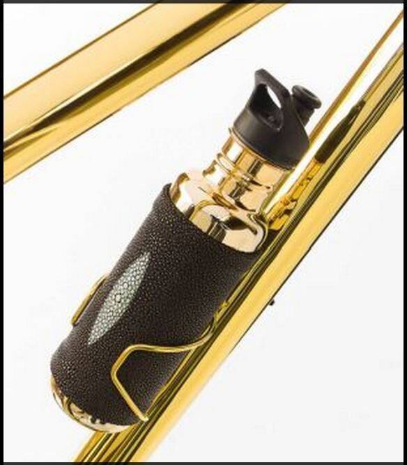 A garrafa d'água da magrela também foi customizada. O
acessório foi fabricado com revestimentos em ouro maciço e decorado com pele de
arraia 
