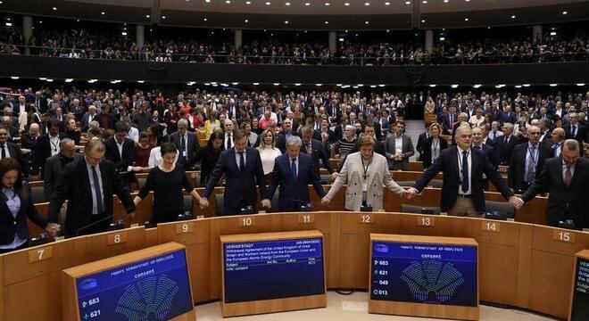 Sessão no Parlamento Europeu aprovou o acordo do Brexit nesta quarta
