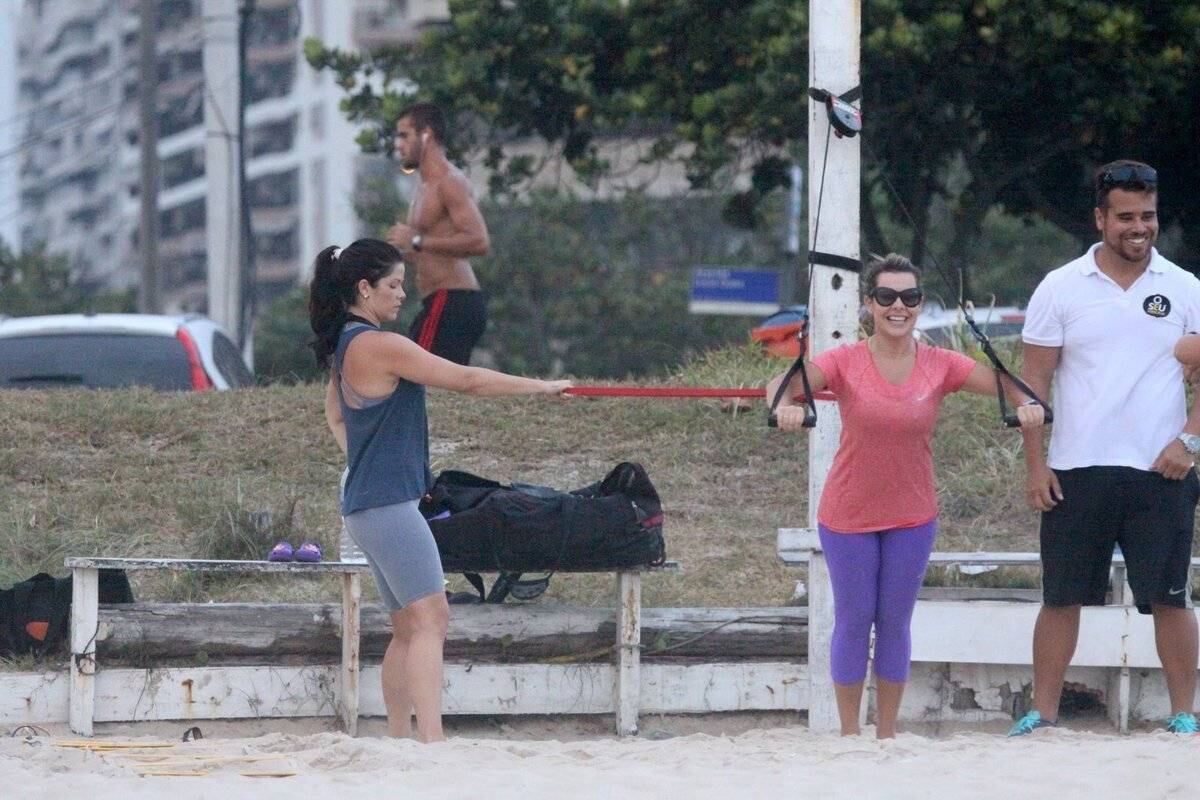 Com a ajuda de elásticos, elas fizeram alguns exercícios