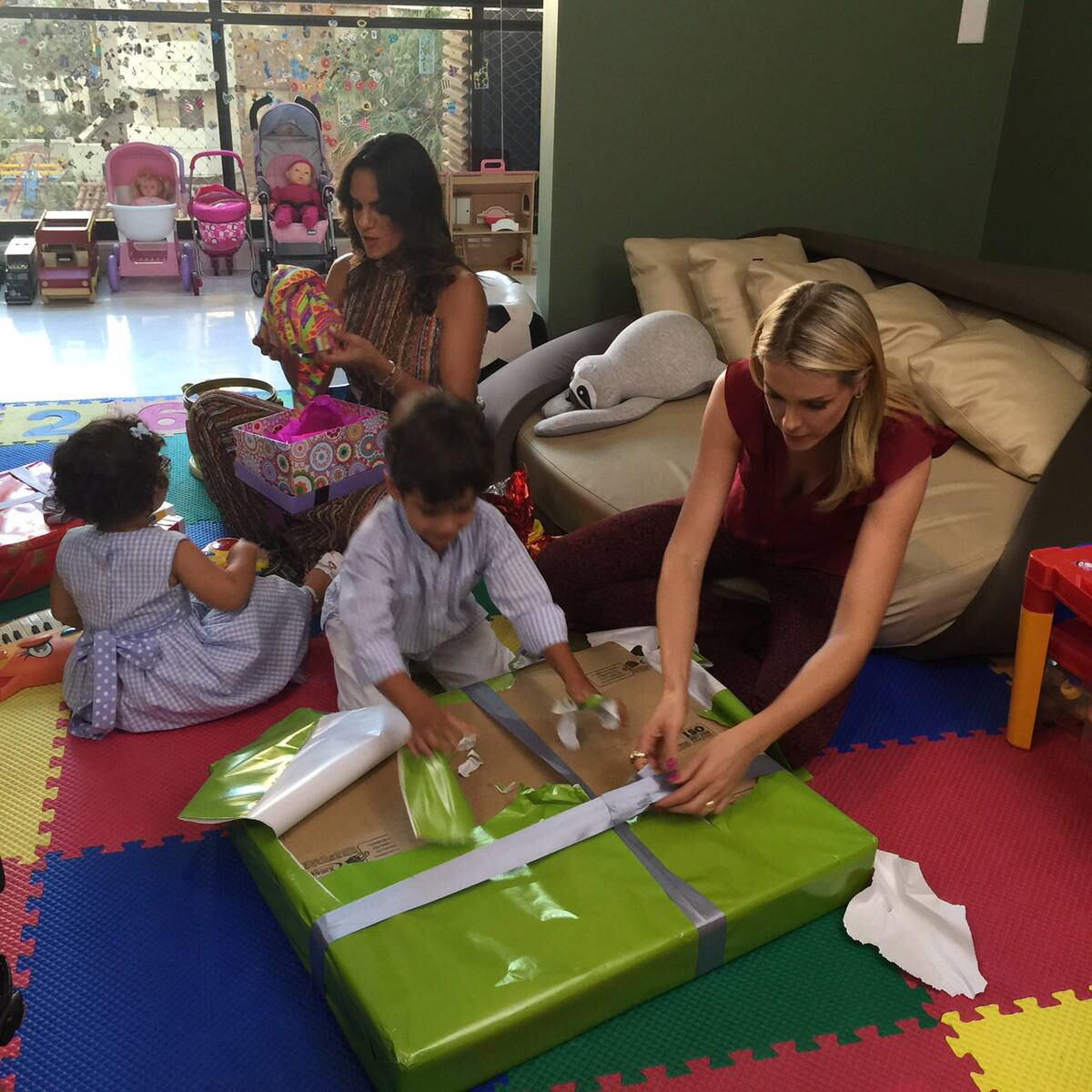 E como
em todo SOS Mãe, Ana levou presentes para as crianças

+ Sem papas na língua, Cesar Filho faz revelação sobre Eduardo Costa: "Não gostava muito dele"

+ Ai, ai, ai! Apresentadores do Hoje em Dia revelam as "saias justas" que já enfrentaram
