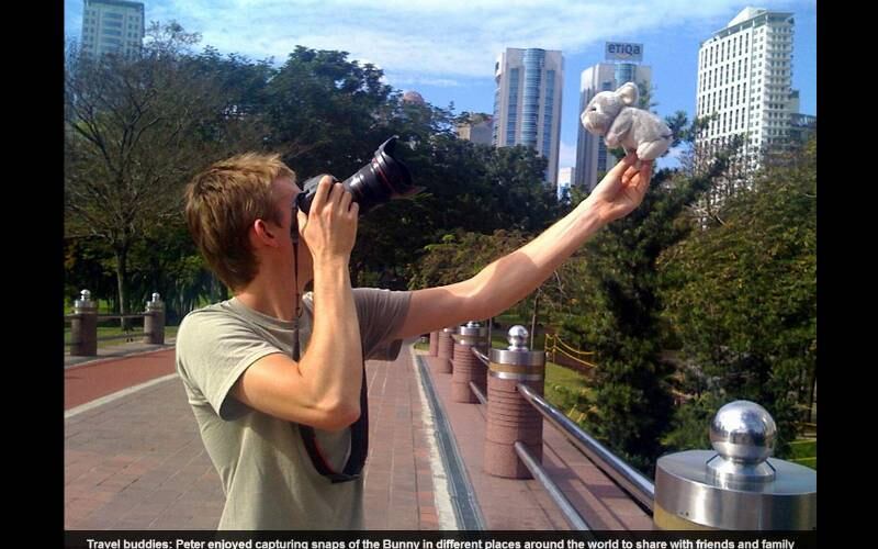 Muitas pessoas tiraram fotos dele enquanto posicionava o coelho para o clique e teve até quem pediu para ter uma cópia da foto ou para aparecer na mesma cena