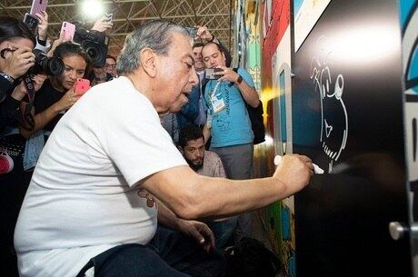 Cartunista autografa painel gigante