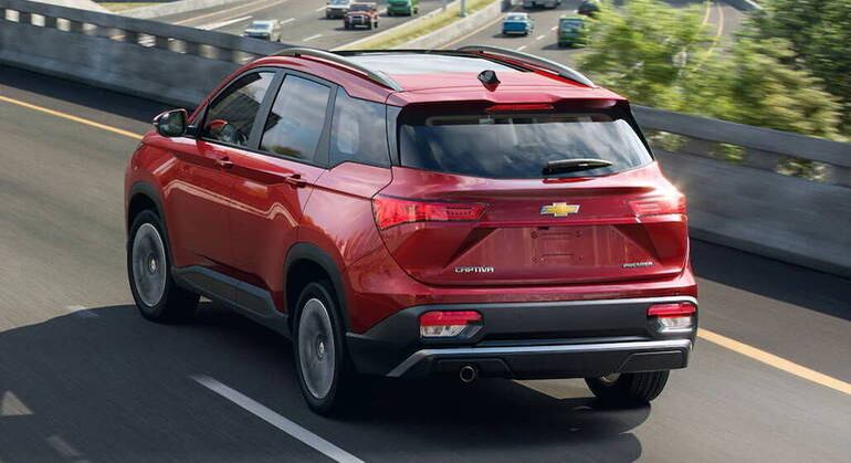 Traseira tem faróis mais largos e uma pequena saída de escapamento