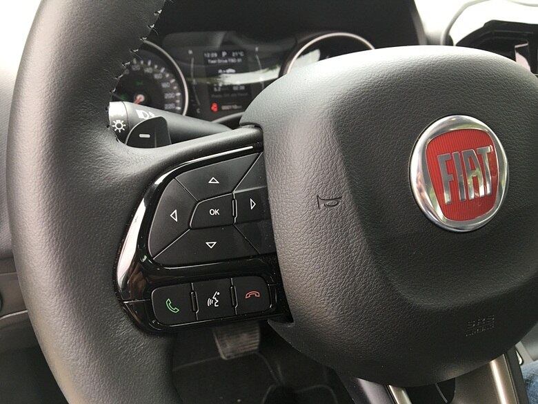 O volante coberto em couro tem mais de uma dezena de botões e permite várias posições