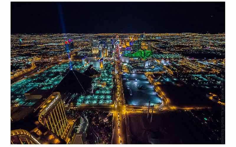 De fato, um dos maiores méritos de Laforet é mostrar o quanto Las Vegas é uma cidade isolada no deserto, praticamente uma ilha que serve de refúgio para quem busca entretenimento de todos os tipos, do jogo à prostituição