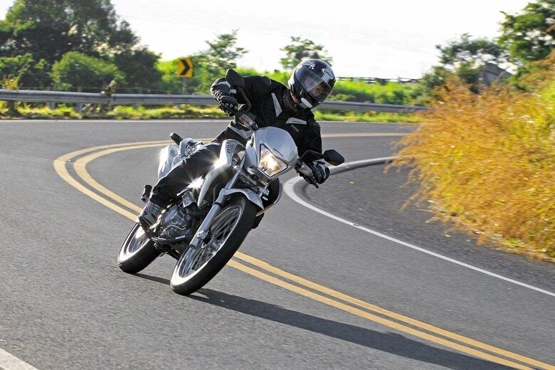 9° Honda Falcon — nasceu em 1999 para substituir a NX 350 Sahara. Parou de ser fabricada em 2008 para ceder lugar a XRE 300, que veio com motor injetado. Em 2013 a Falcon ressurgiu com motor mais manso e cara