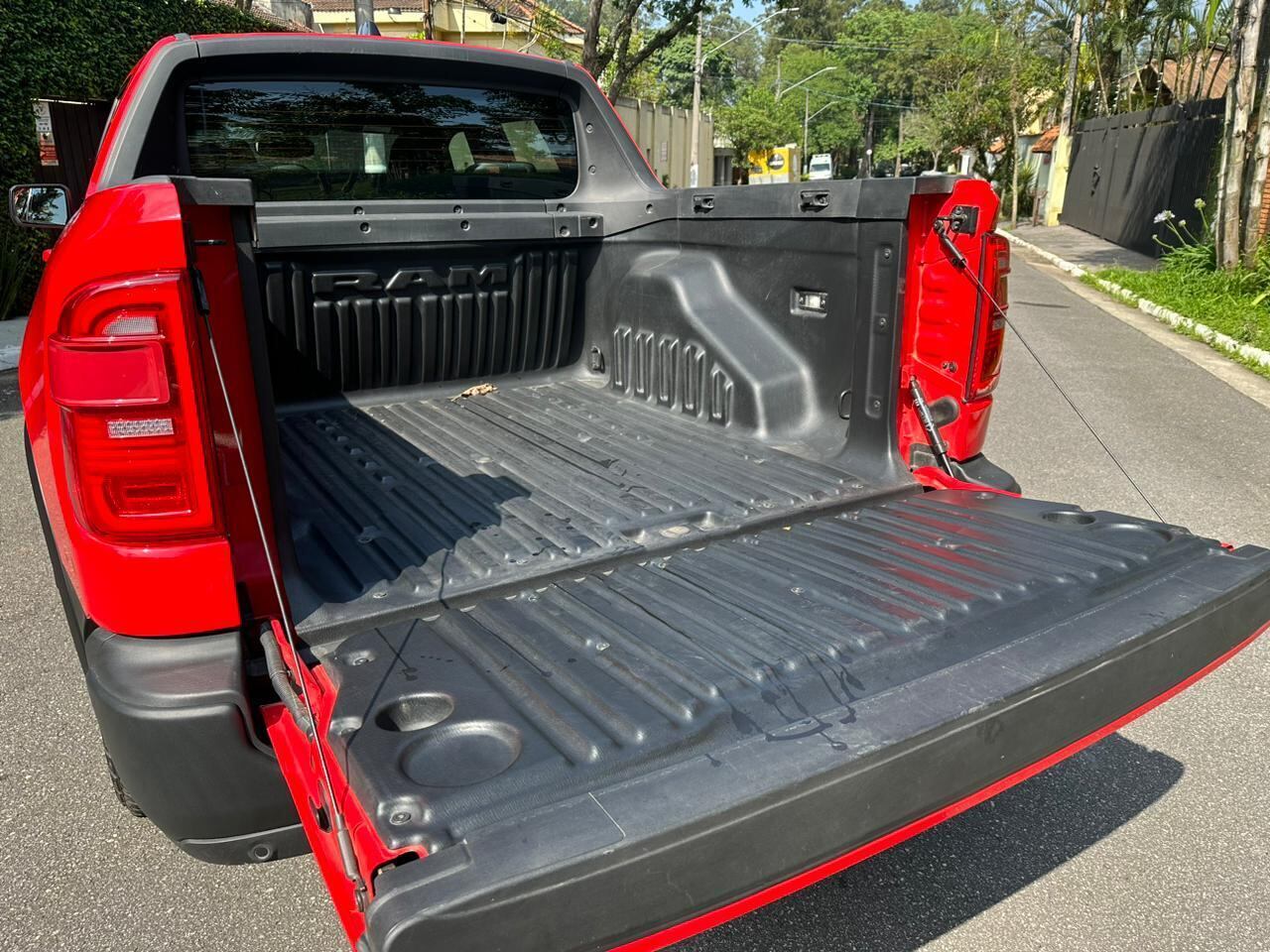 Caçamba tem bom volume mas baixa capacidade de carga mostrando que propósito da Rampage é ser um "SUV"
