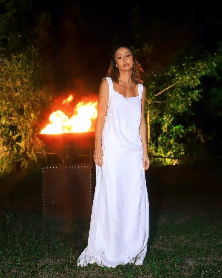 No quinto dia da Ilha Record, Sabrina usou um vestido branco comprido que só realçou ainda mais a beleza da apresentadora. Neste mesmo dia, Dinei conheceu o temido Exílio 

Continue acompanhando Ilha Record para se inspirar nos próximos looks de Sabrina Sato. O reality vai ao ar de segunda a sexta, a partir das 22h45; e aos sábados, às 23h, na tela da Record TV. Assista à íntegra e aos conteúdos exclusivos da Ilha Record no PlayPlus.com
