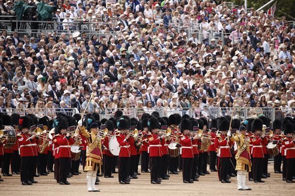 O desfile conta com a participação de mais de 1.400 soldados, 200 cavalos e 400 músicos, além do público da cidade