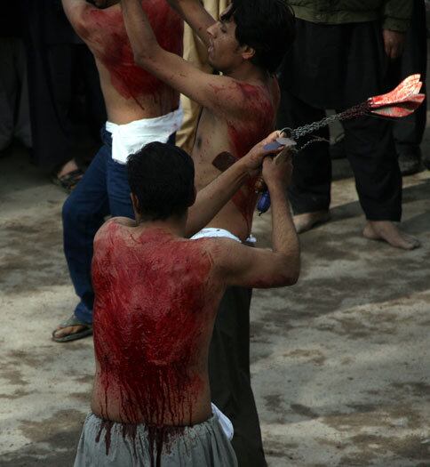 Paquistaneses se autoflagelam usando facas presas a correntes em Muzaffarabad