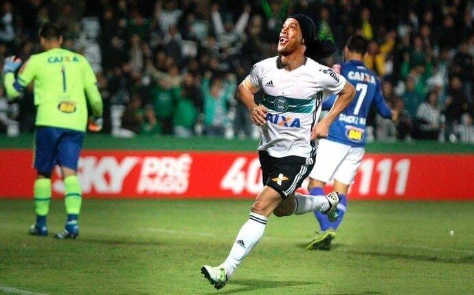 Pelo menos nas redes sociais, Ronaldinho já aparece em campo com a camisa do Coritiba