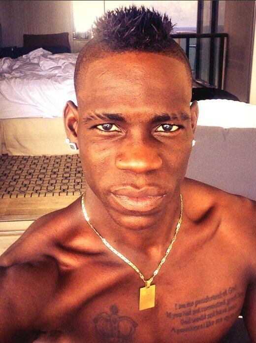 O italiano Mario Balotelli é comprometido, mas ele nunca perdeu o seu lado galanteador