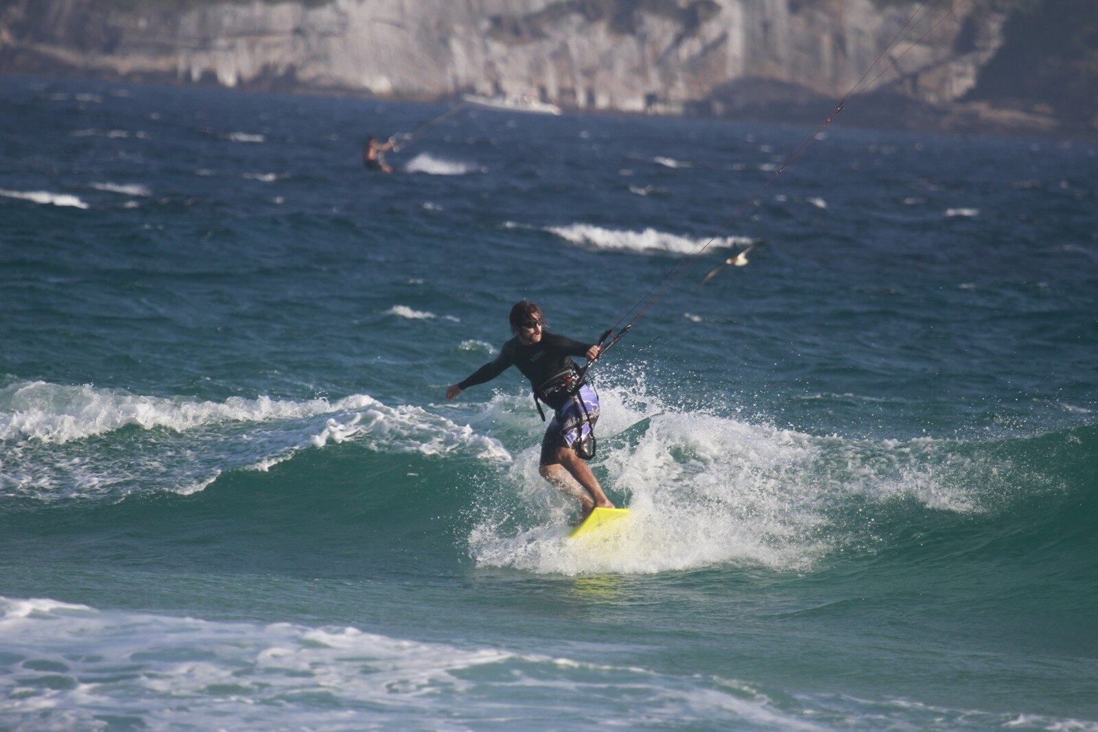 Cláudio Heinrich aproveitou uma folga das gravações de Pecado Mortal para praticar kitesurf