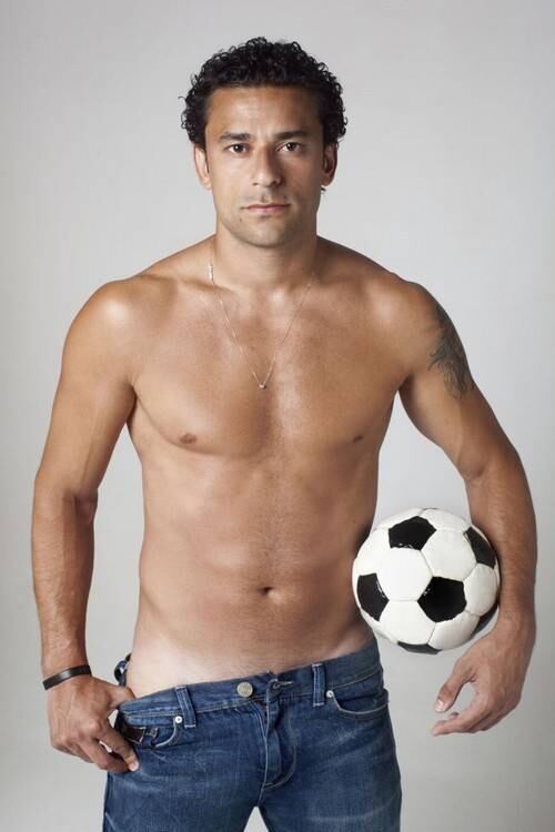 Camisa 9 da seleção brasileira, Fred não se destaca só por seu desempenho nos gramados. Com fama de pegador, o jogador do Fluminense é alvo do assédio de várias mulheres pelo Brasil. Mas, apesar disto, o craque garantiu, em entrevista com internautas feita pelo Facebook oficial da Copa do Mundo, que não se acha um galã:

— Se alguém me coloca como galã é porque o nível de beleza não anda muito bem na seleção! Só me acho ajeitadinho...