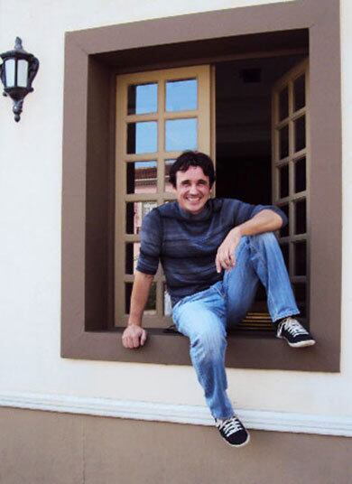 Caio Junqueira, o detetive atrapalhado Joca, se empolga e sobe numa das janelas para ser clicado