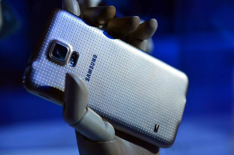 O celular da Samsung tem como diferenciais a resistência à água e poeira, além do foco em tecnologia voltada para saúde e segurança. Neste quesito, a empresa firmou uma parceria para usar o detector de digital (embarcado no aparelho) para pagamentos no PayPal