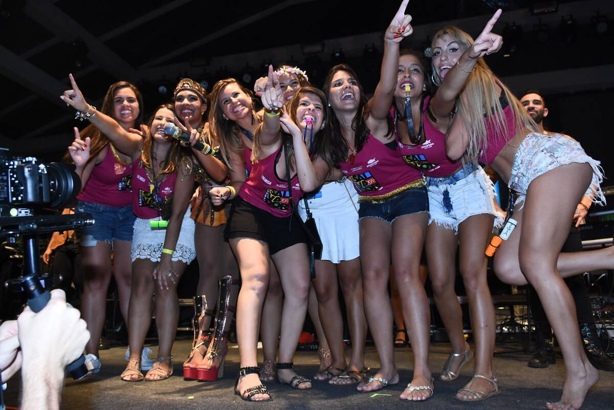 Fãs subiram ao palco para fazer a famosa selfie com a cantora