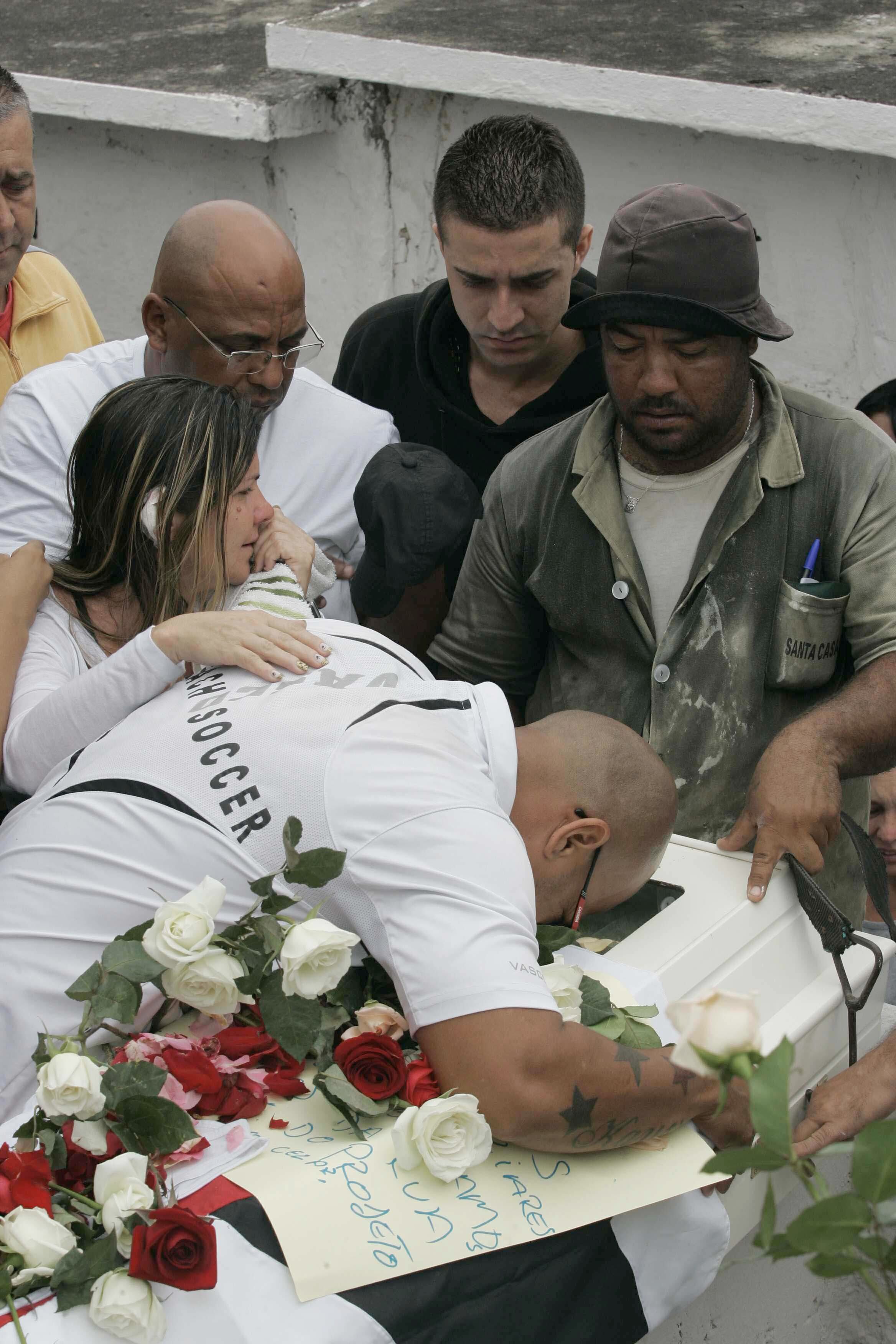 No enterro da criança, o clima era de comoção e revolta, com a presença da família e amigos. Outras duas vítimas permaneciam, no começo da tarde desta sexta,
internadas no Hospital Estadual Albert Schweitzer em Realengo, zona
oeste. O PM Eduardo Gonçalves dos Santos, de 41 anos, está no CTI
(Centro de Tratamento Intensivo) e apresenta estado de saúde estável
após passar por cirurgia. Maria José da Silveira Rodrigues, de 60 anos,
também permanece estável. Ela estava em um ônibus próximo ao fórum e foi
atingida por uma bala. A Secretaria Estadual de Saúde não informou a
previsão de alta dos pacientes, que não correm risco de morte
