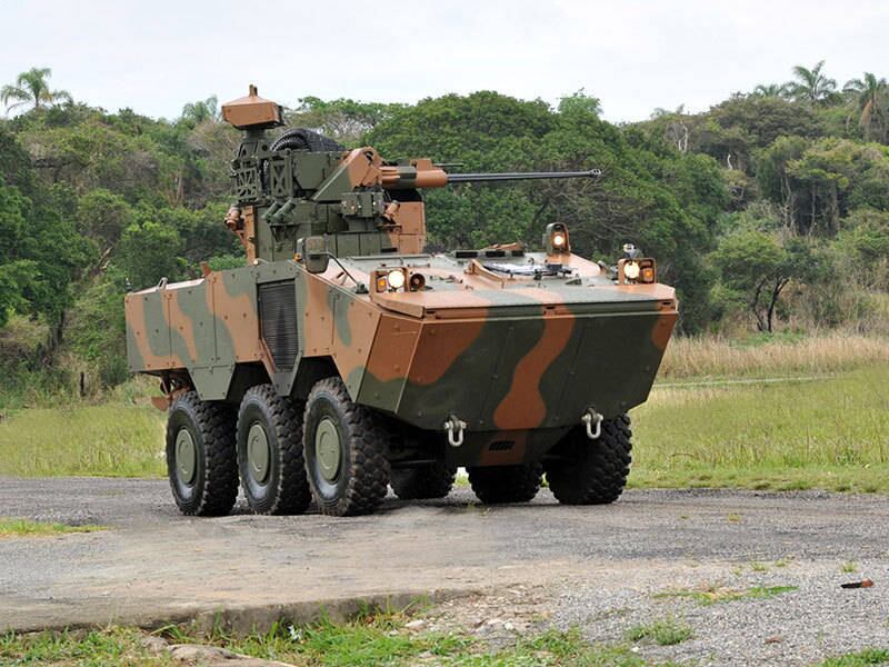 O Exército
recebe nesta segunda-feira (24) as primeiras 13 unidades do blindado Guarani ou VBTP-MR (Viatura Blindada de Transporte
de Pessoal, Média de Rodas), pelo Projeto Estratégico do Exército-Guarani. A compra total envolve 2.000 unidades, num investimento de US$ 3,6
bilhões (R$ 6 bilhões) em negócio com a Itália