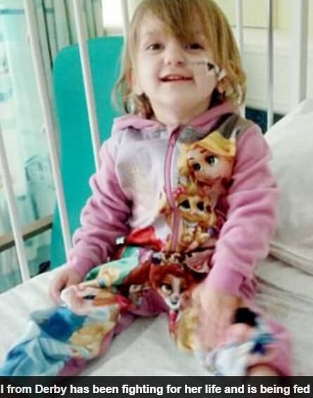 O esófago está tão queimado que ela não pode comer ou beber
e só pode ser alimentada por meio de um tubo