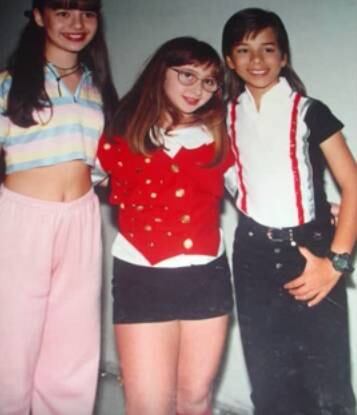 Filha do compositor Arthur Moreira, — que entre outros sucessos é reconhecido pela música Filho Adotivo, eternizada por Sérgio Reis — Deborah iniciou a carreira coincidentemente com a mesma idade que sua pupila Melody. Aos 8 anos, ela gravou um disco com a alcunha de Deborah Deb. Desde novinha, já mostrava cultura para o nosso povo

MC Brinquedo, Tati Zaqui e MC Bin Laden: novas caras do funk ousam na música e no visual
