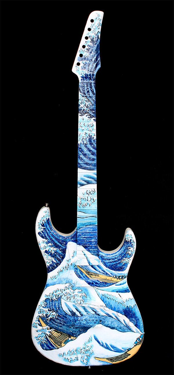 A exposição reúne 20 artistas plásticos que utilizam as guitarras como arte