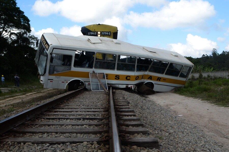 Um trem cargueiro bateu em um ônibus escolar em uma linha férrea próxima a rua Avelino Mariano Pena, no Jardim Palmeiras, em Suzano, na Grande São Paulo, por volta das 6h40 desta quinta-feira (22)
