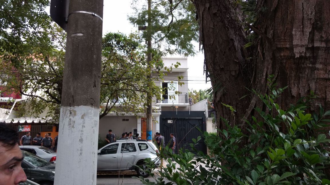 Um suspeito armado com entrou em uma casa na rua Pedro de Toledo e está fazendo uma pessoa de refém