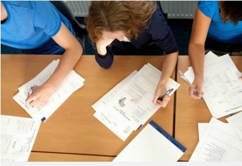 O professor acusado também criticou a iniciativa de expor os sumários dos casos