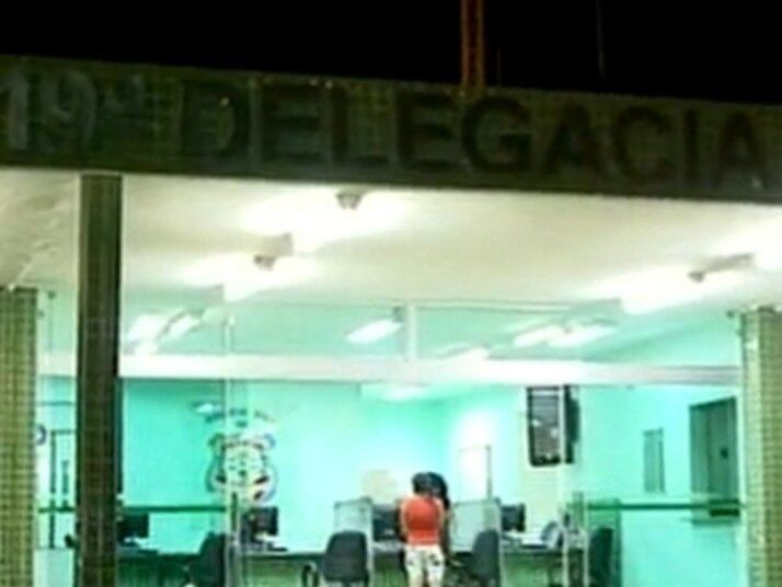 Neste caso, um homem resolveu usar o fogo como arma, mas acabou morto por asfixia. Após brigar com a mulher, um homem de 55 anos colocou fogo na própria casa. Segundo a 19ª DP, onde foi registrada a ocorrência, ele morava com a mulher e os três filhos em uma casa que tem apenas dois cômodos. Equipes do Corpo de Bombeiros foram acionadas e conseguiram controlar o incêndio, no entanto o homem se intoxicou com a fumaça e morreu asfixiado.Leia a matéria