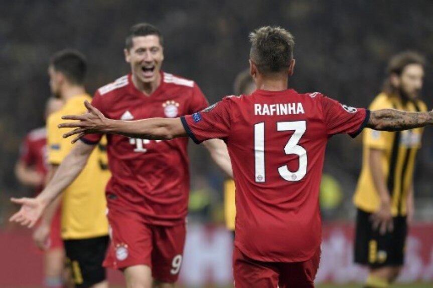 Grupo E: Ajax e Bayern de Munique tem campanhas idênticas: sete pontos, duas vitórias, um empate, nenhuma derrota e quatro gols de saldo. As duas equipes não se enfrentam na próxima rodada, então, em caso de vitória de ambos, o clube alemão e holandês praticamente consolidam a classificação. Benfica, com três pontos, tenta estragar a campanha dos adversários e beliscar uma vaga. O clube português enfrenta o Ajax, em casa, na próxima rodada e se conseguirem a vitória, embolam o grupo. Nesse cenário, Benfica e Ajax brigam pela segunda colocação, tendo em vista que o poderoso Bayern de Munique recebe o AEK, que ainda não venceu na competição, em casa
(Foto: Louisa Gouliamaki / AFP)