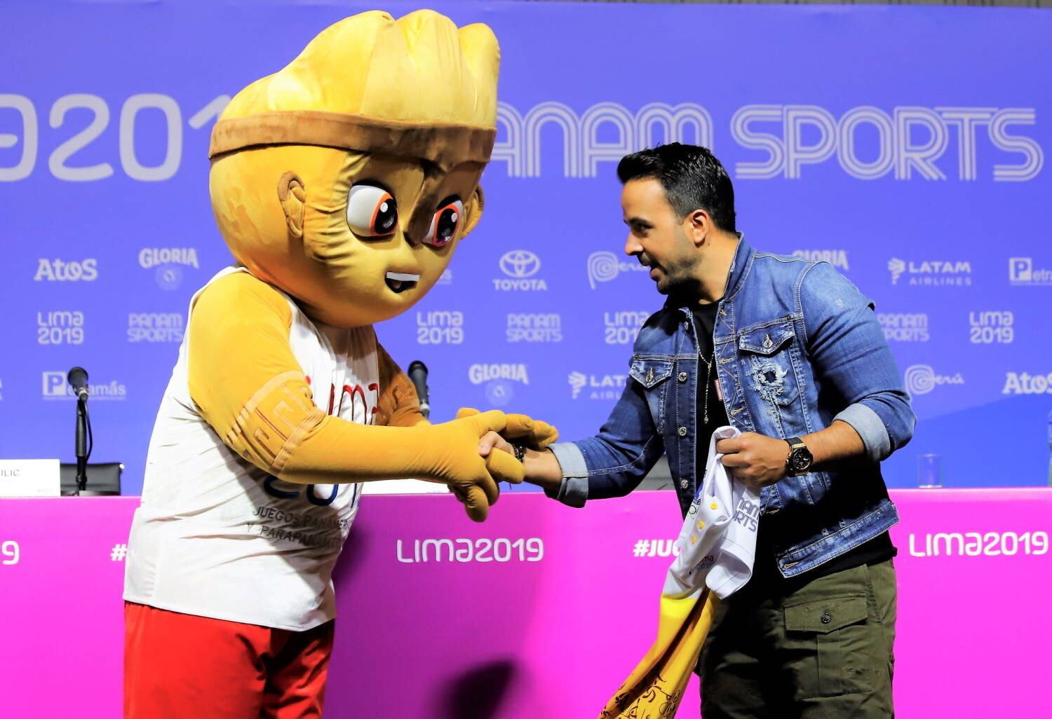 Luis Fonsi será a atração principal da abertura de Lima 2019