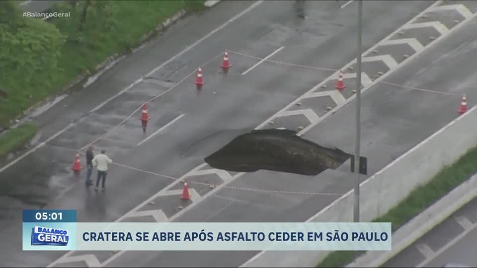 Técnicos investigam o que provocou abertura de cratera na Marginal Tietê