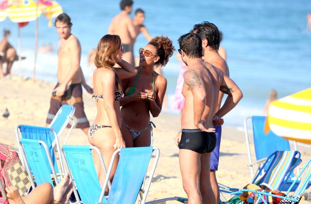 Sheron Menezes exibe corpão em dia de praia com os amigos no Rio de Janeiro