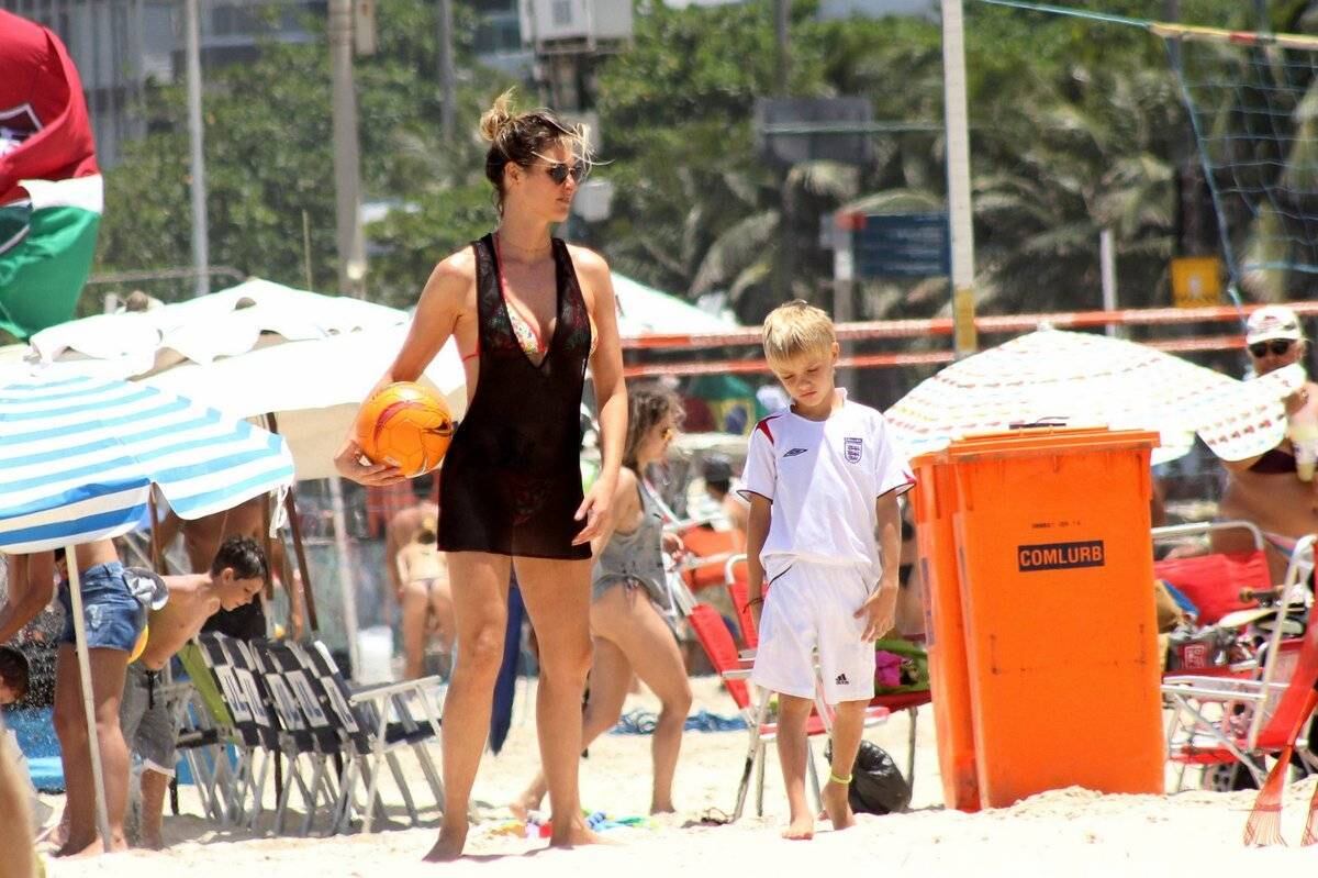 Fernanda Lima leva gêmeos para praia do Rio de Janeiro 