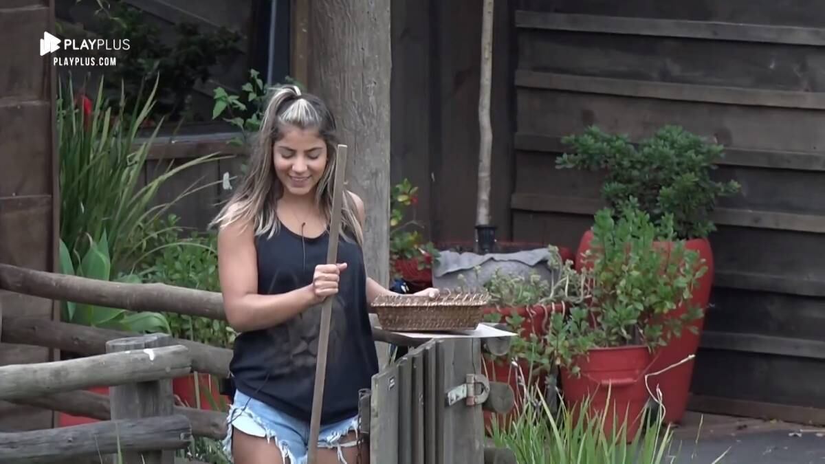 Já Hari Almeida deu conta de cuidar das aves e até ficou com medo de levar bicadas das galinhas enquanto recolhia os ovos