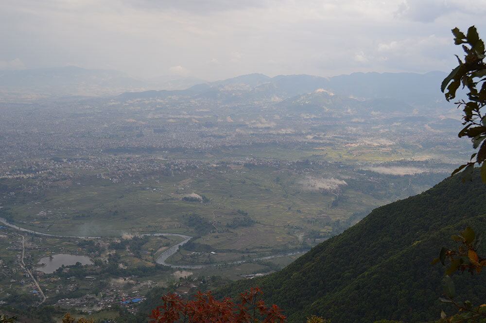 

Nos primeiros minutos após o terremoto, os serviços de telefonia e internet foram interrompidos.
Depois de algum tempo, algumas pessoas conseguiram sinal e emprestaram os
celulares para que todos pudessem dar notícias às suas famílias. 



Rosilane conseguiu receber uma mensagem do marido, Emerson Menegassi,
que estava em casa com os três filhos. Todos estavam bem.

 


—
Recebi a mensagem, mas não consegui enviar uma resposta. Ele só foi ter
notícias minhas três horas depois