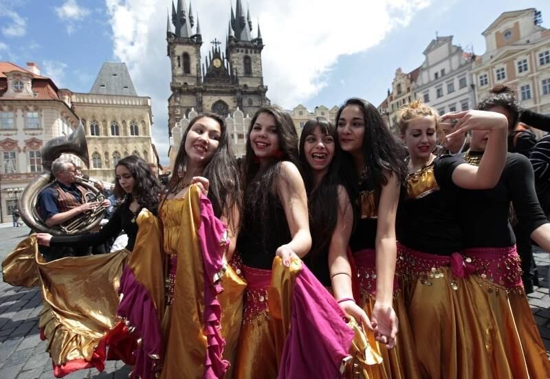 Participantes do Festival Khamoro World
Roma dançam no centro histórico de Praga, capital da República Tcheca