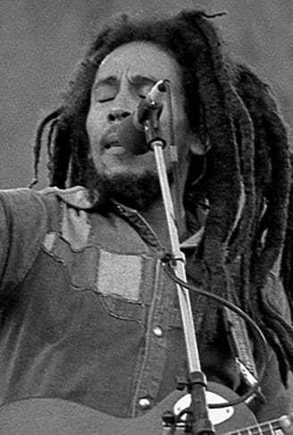 Vamos, então, lembrar da vida e da carreira desse cantor, compositor e guitarrista especial, que eternizou seu nome na história. Marley morreu precocemente, aos 36 anos, e teve apenas 18 anos de atividade profissional, mas deixou um legado inesquecível.