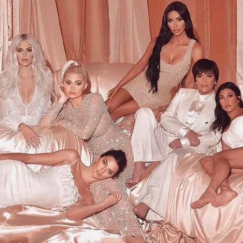 Os membros da família Kardashian são muito famosos em todo mundo. Kimberly Noel Kardashian, Kourtney Mary Kardashian, Khloé Alexandra Kardashian e Robert Arthur Kardashian Jr., filhos de Kris Jenner - que também é mãe de Kendall e Kylie -, estão sempre na mídia. Mas você os conhece mais a fundo? O Flipar separou curiosidades sobre eles, de acordo com o site