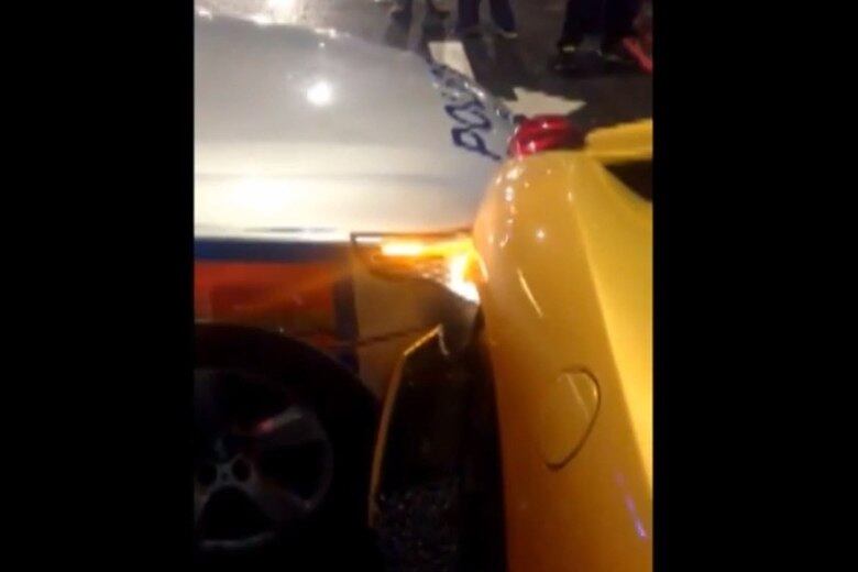 O dono do supercarro não deve ter ficado feliz de ver um BMW de polícia literalmente "dentro" de sua Ferrari