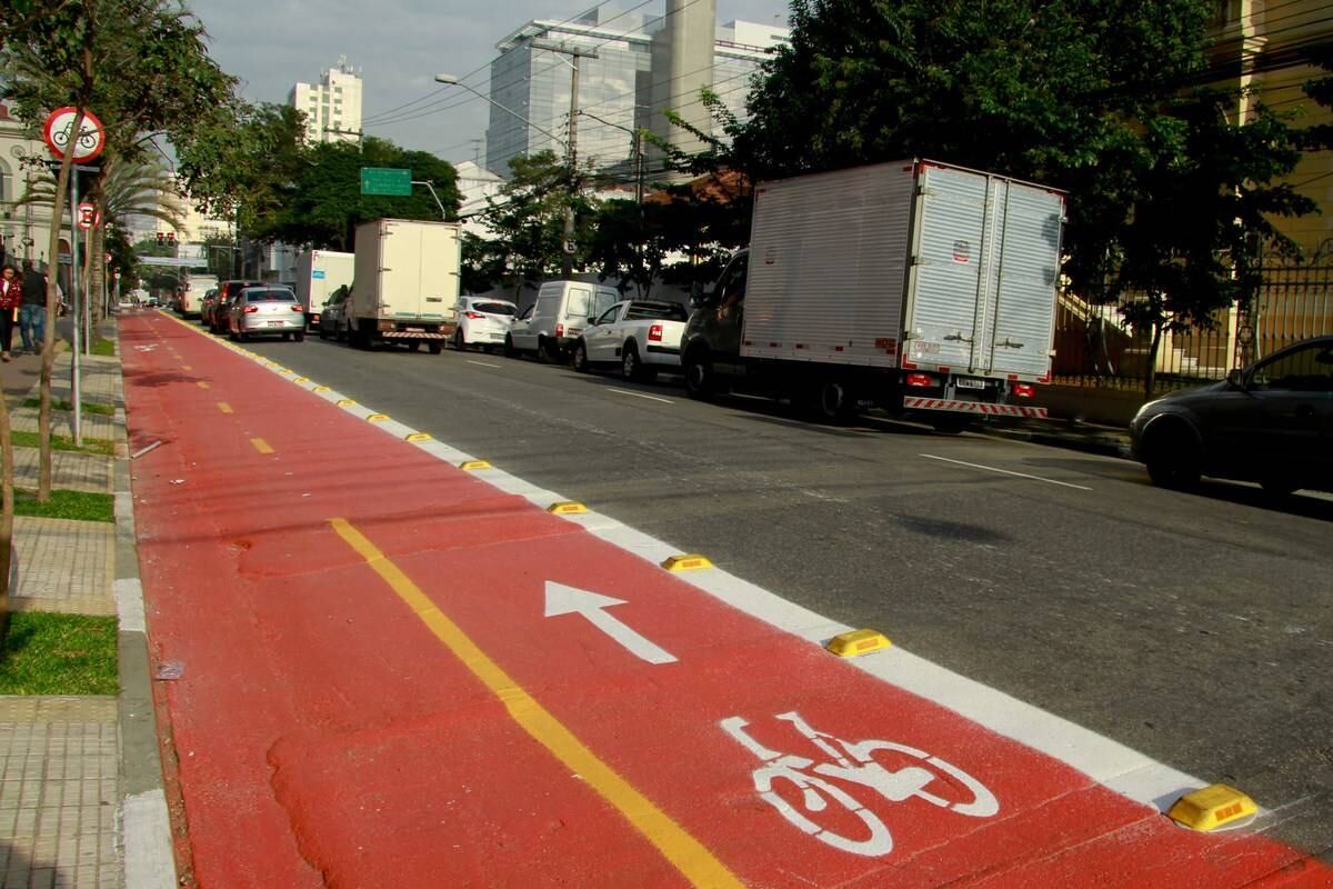 A ciclovia é um espaço
destinado exclusivamente para ciclistas, onde há separação física entre as
bicicletas e outros veículos