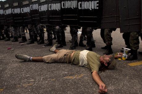 Homem se deitou em frente ao batalhão de choque durante manifestação em Belém